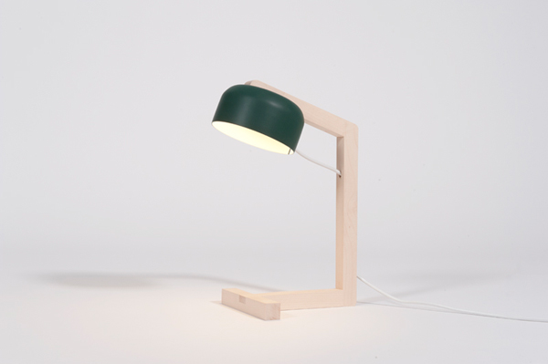 The Snövsen desk lamp by MadeByWho Lampe de bureau Snövsen de MadeByWho
